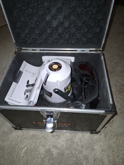 Vand laser nou, fascicul rosu foarte subtire