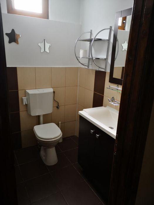 Inchiriez-apartament 2 camere-în vila/la curte.