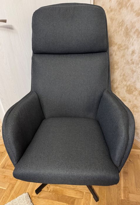 Удобно кресло с люлеещ механизъм и табуретка за краката