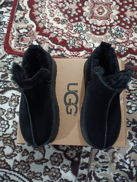 Ayollar qishgi oyoq kiyimi sotiladi