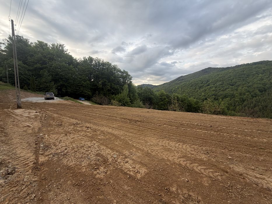 Vand teren pentru cabana pe valea Bratcutei Bratca