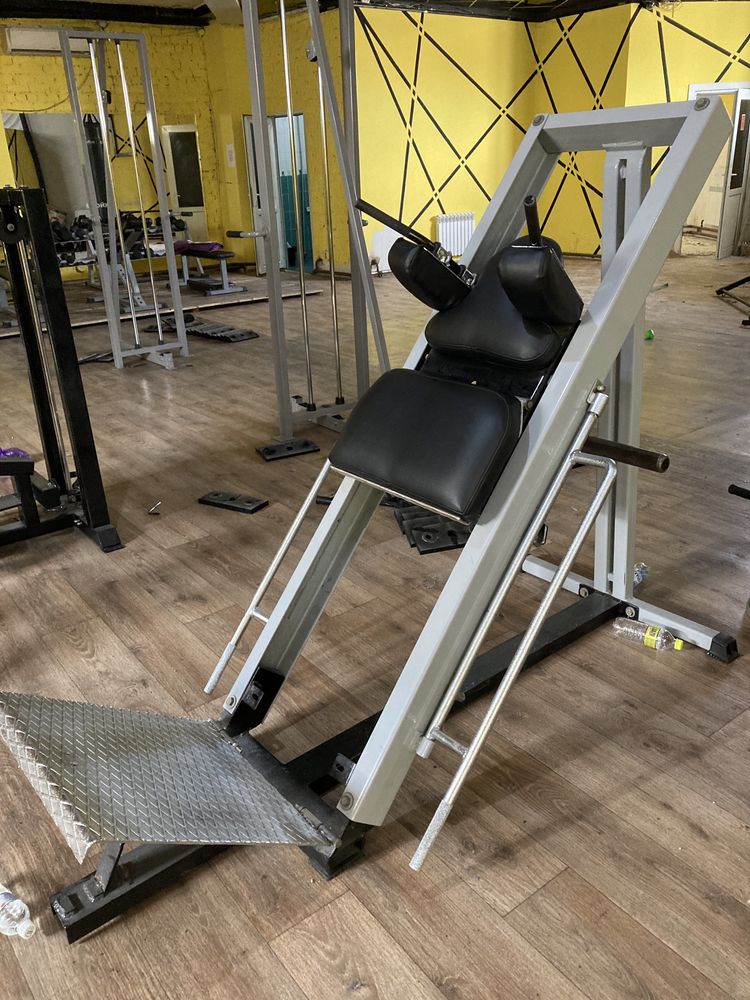 Precor гакк присед