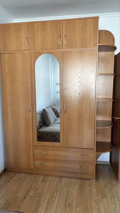 Продам шкаф с зеркалом б/у