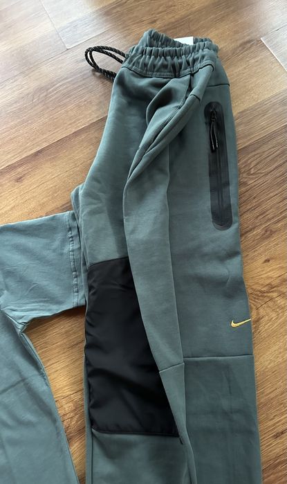 Мъжки,памучен,масленозелен екип Nike с активен,заден джоб на долнището