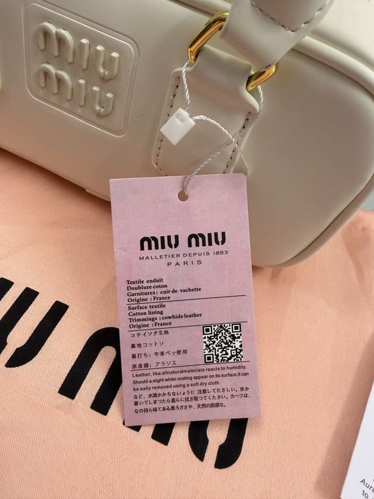 Geanta Miu Miu alba cu scris auriu