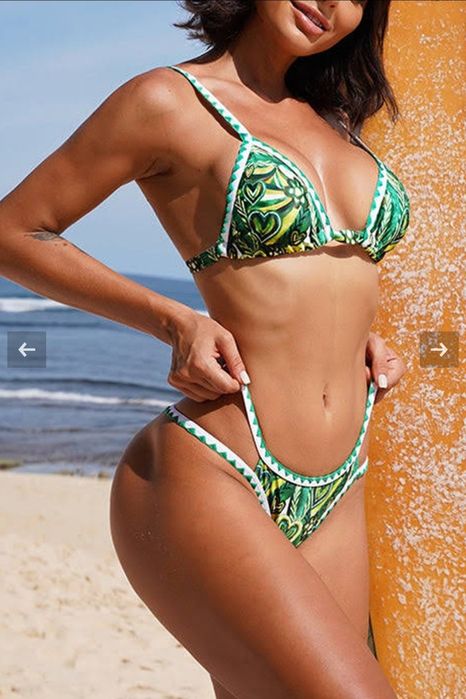 впечатляващ нов  бански костюм от две части в актуален цвят.