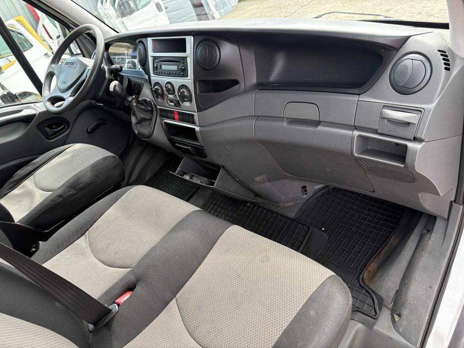 INCHIRIEZ duba RENT A Van IVECO DAILY 2.3 HPI 2010 LUNG 3 panouri 3,5 t Fara Sofer Categoria B