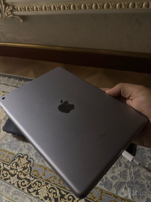 Продам два айпад iPad th5 и 6th