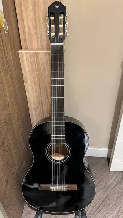 Продам гитару Yamaha C40