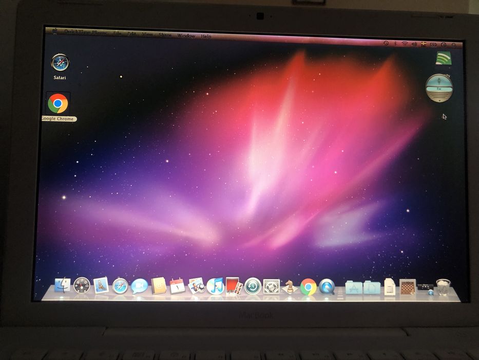 Vintage white polycarbonate apple macbook