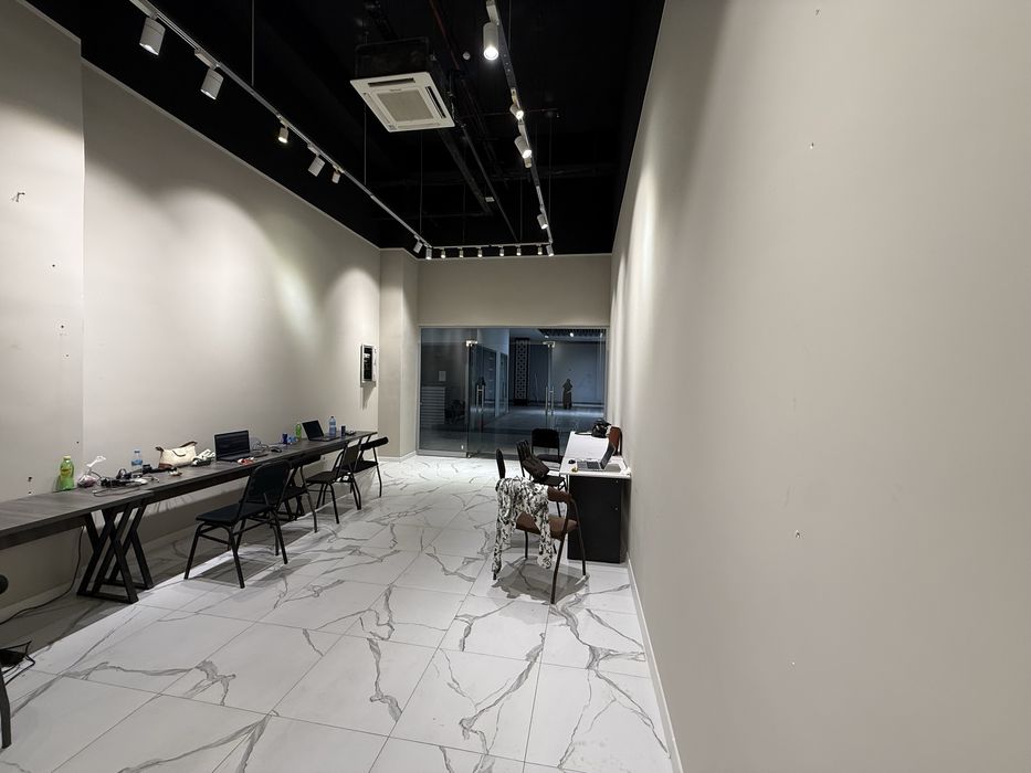 Buxoro Savdo Majmuasining 2-qavatida 37m2 do’kon sotiladi