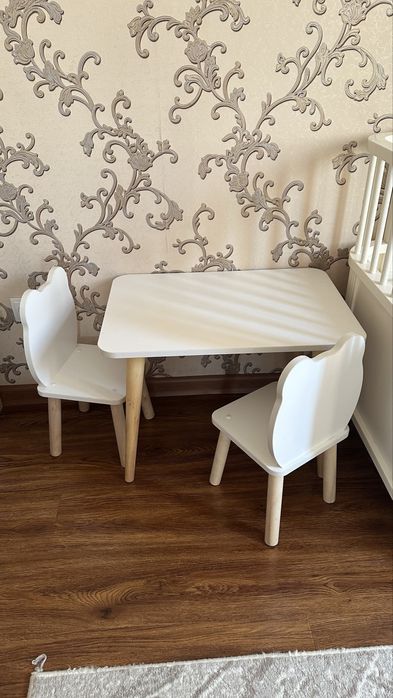 Детская стол и 2 стулья