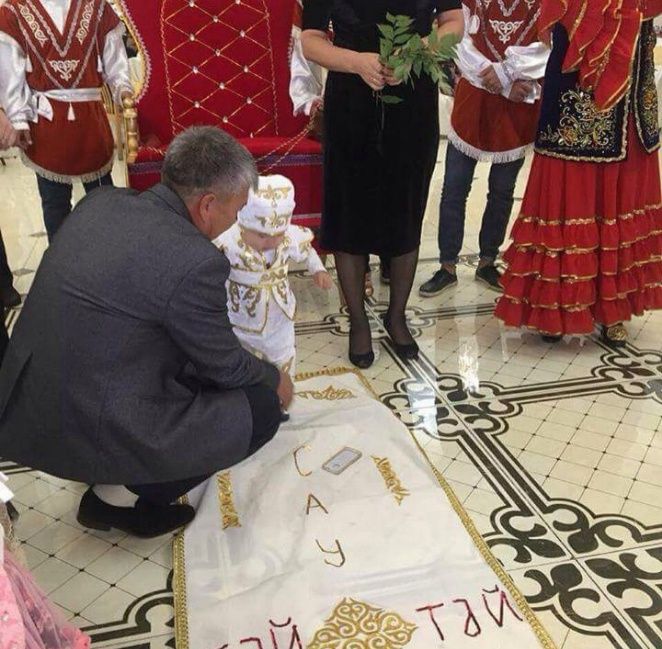 Выход ребенка на троне