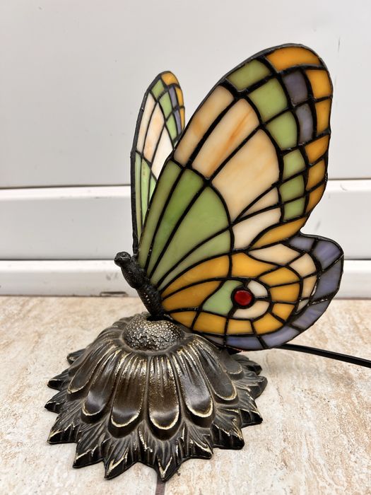 Lampa de masa tip Tiffany functionala.