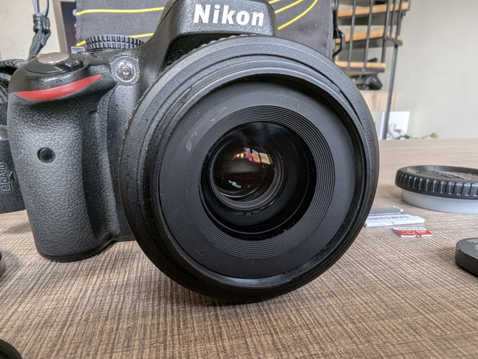 Nikon D5100 с Обектив Nikkor 35mm 1.8G DSLR Огледално рефлексен фотоап