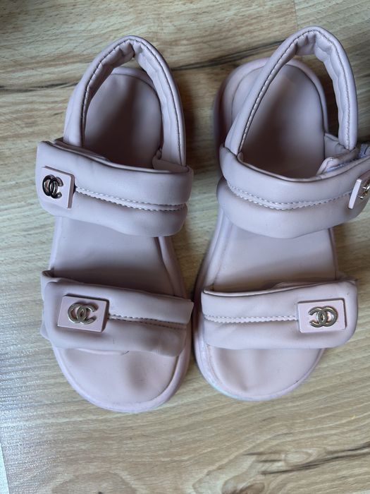 Продавам детски сандали