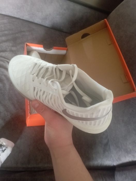 Продам футзалки новые