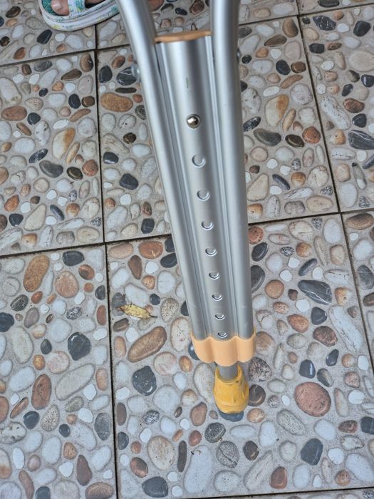 Carja subaxilara si de antebrat reglabila