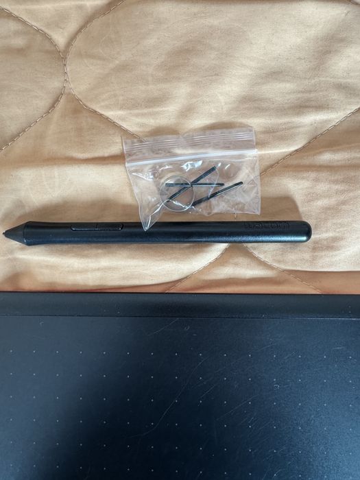 Графичен таблет One by Wacom Medium CTL-672, Черен/Червен