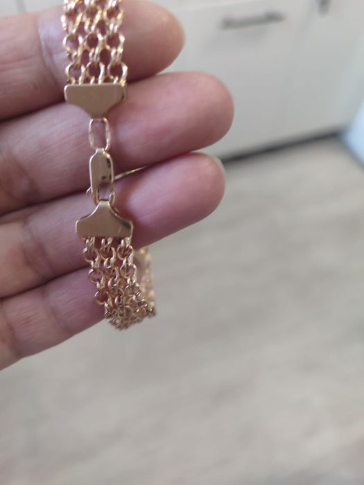 Золотой браслет красное