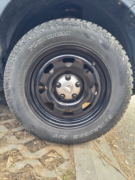 Capace Duster jante offroad negru lucios OE sau argintiu gri.