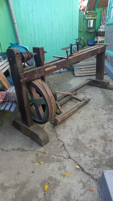 Strung de lemn, la pedala