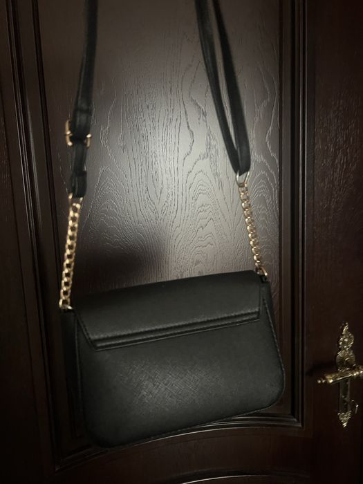 Малка черна чанта