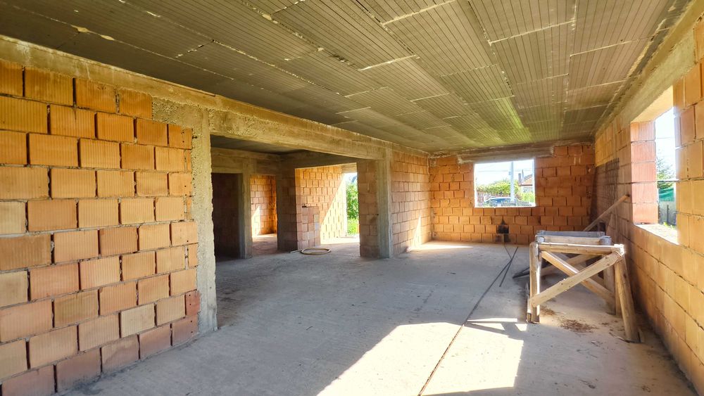 Casa la rosu ,3 camere + open space cu mansarda , constructie 2024 , 140mp ,teren 1500 mp , Sat Malaiesti ,PH la 15 min de oras, zona linistita