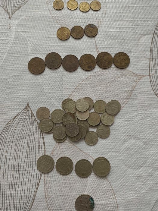 Стари банкноти и монети от различни години и държави