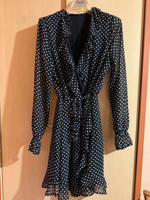 Черна рокля на точки