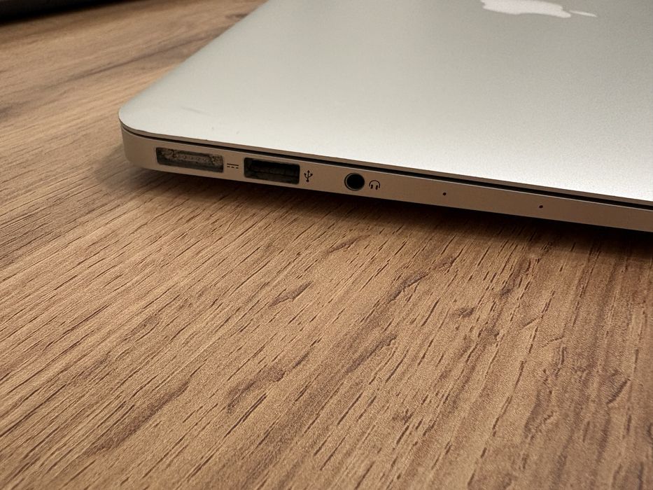 Продам макбук в отличном состояние