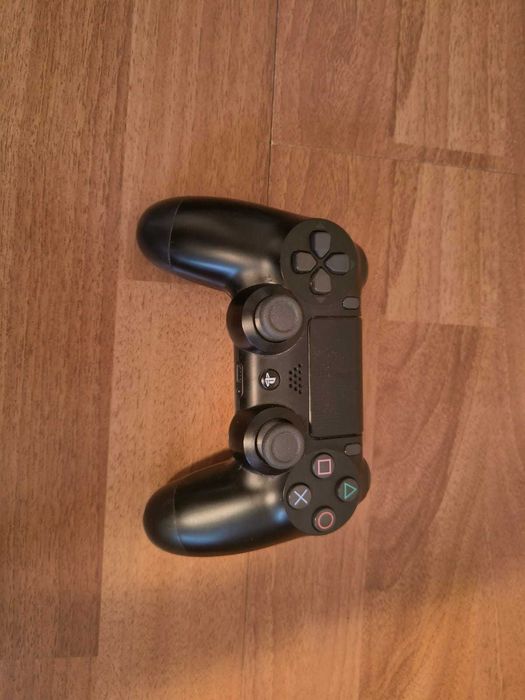 Consolă PlayStation 4 (PS4) 1TB + 2 Controllere + 2 Jocuri – Stare buna!