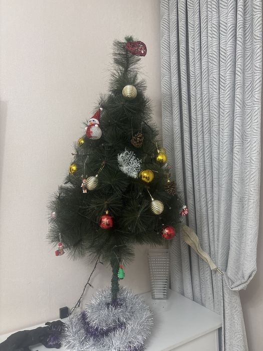 Продам елку пышную искуственную !