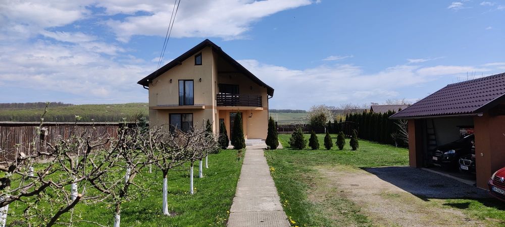 Casă cu teren 2600 mp în Dragomirna – garaj dublu, fotovoltaice,