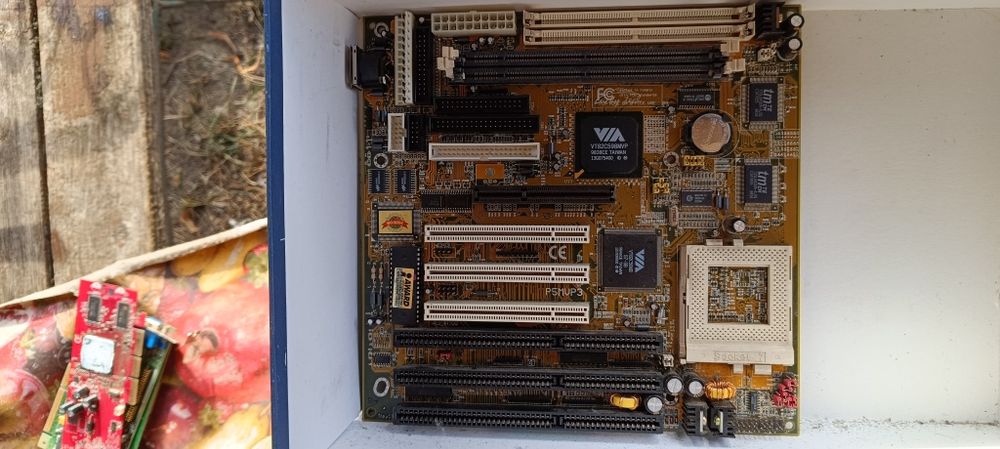 Vând placi vechi de PC