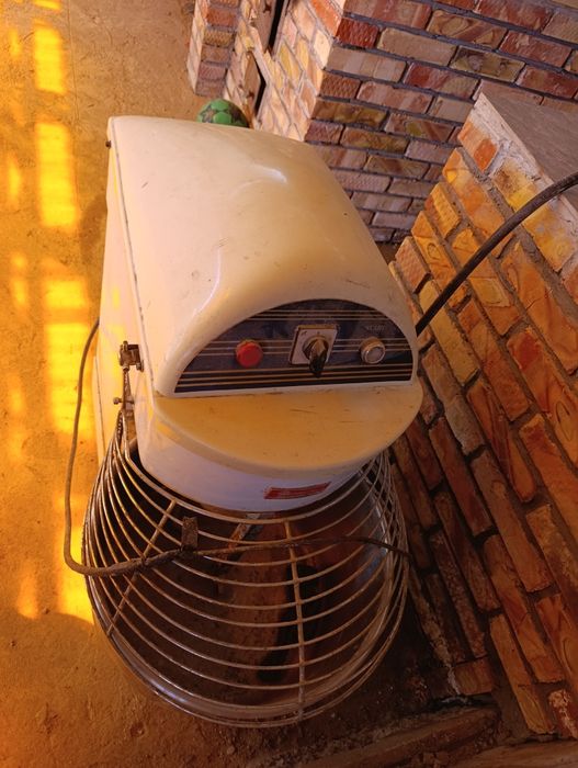 Продам тесто мешалку.