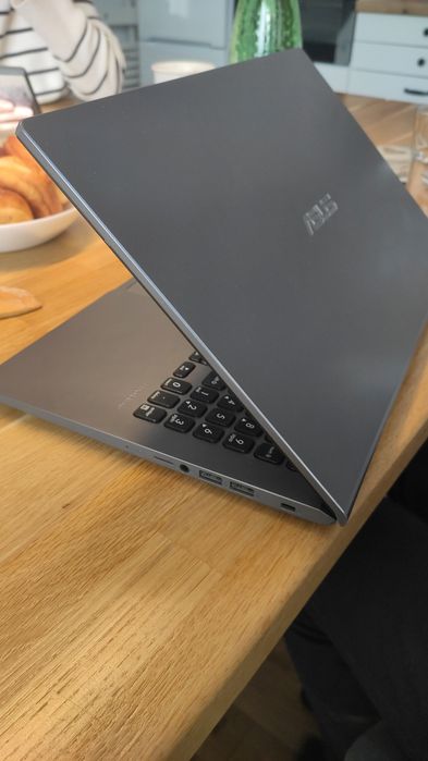 Asus i7 gen 8, 12gb ram, SSD 256GB