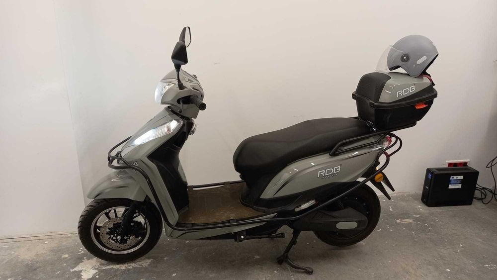 Scuter electric nou, impecabil,autonomie mare,