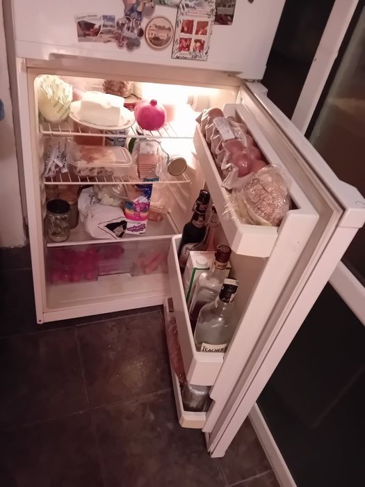 Продавам хладилник "Веко".