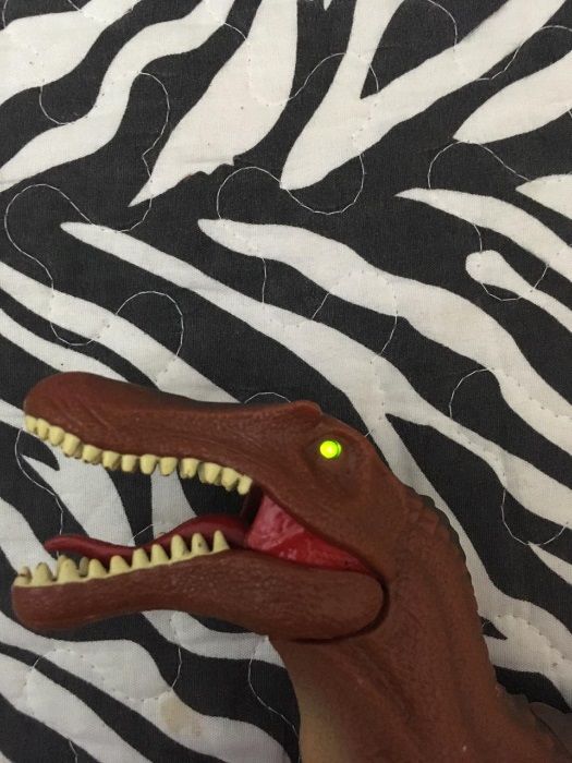 Продам динозавра на батарейках
