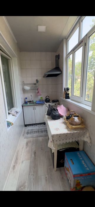 Uy sotiladi 1 xona 2 xona qilingan 3-etaj 4 etajlik dom