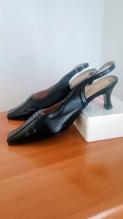 Pantofi negri cu baretă ,damă.