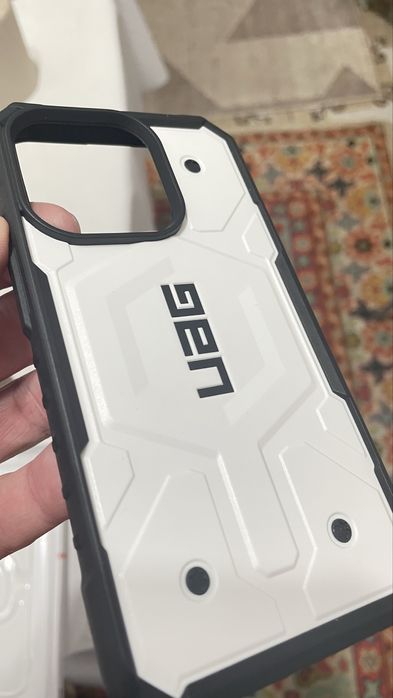 Чехол Urban Armour Gear на iPhone 14 Pro.
