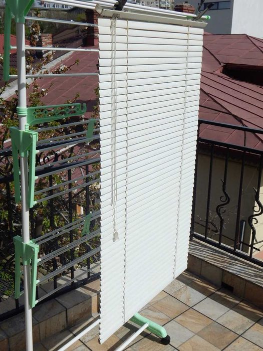 Jaluzea metalica alba dimensiuni 118 x 65 cm anii 1990 utilizata