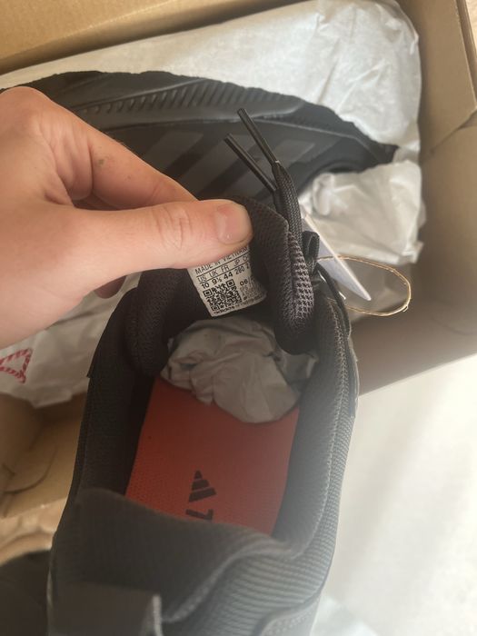 Чисто нови обувки Adidas