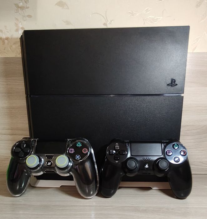 Sony PlayStation 4 (2 джойстика, 1000GB)