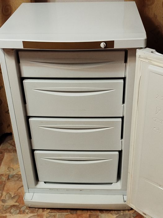 Продам морозильник Indesit SFR100