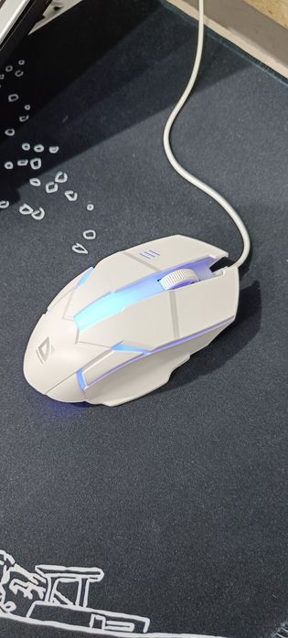 Белая проводная мышь