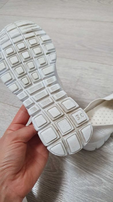 Продам кроссовки для девочки