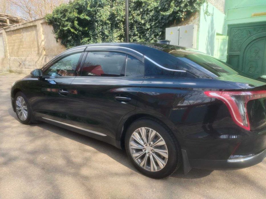 Электромобиль Hongqi H5